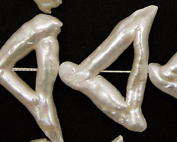 Pearly White Biwa Triangle 21-25x35-40mm